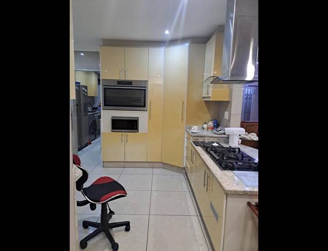 4 BEDROOM APARTMENT FOR SALE IN UMHLANGA ROCKS